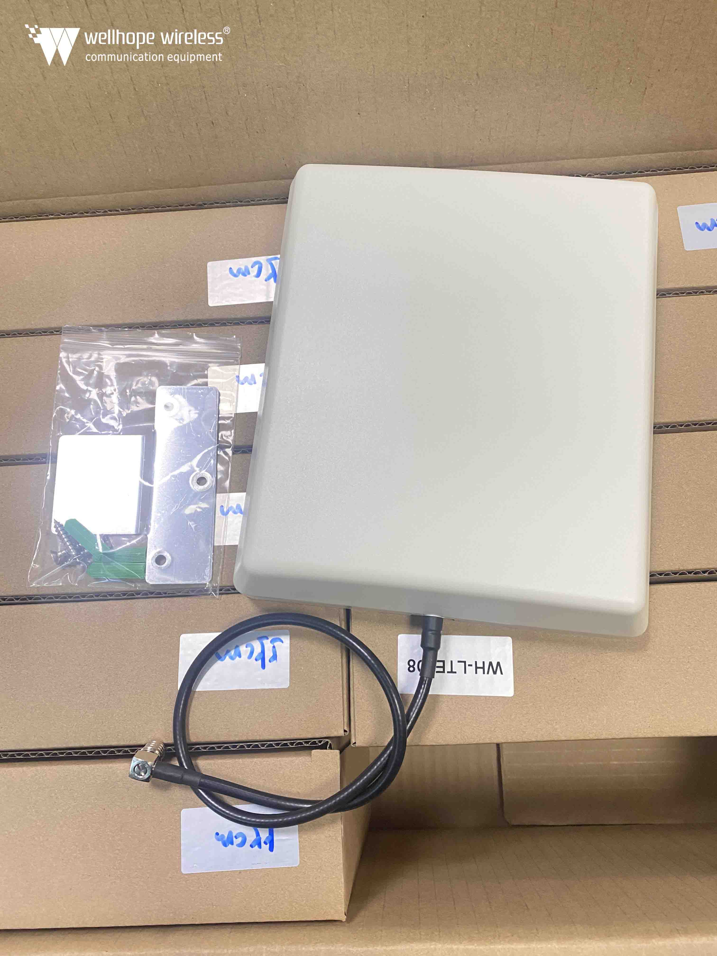 2021-11-22 Anténa 4G patch panelu Kabel R223 QMA konektor WH-LTE-D8 jsou připraveny