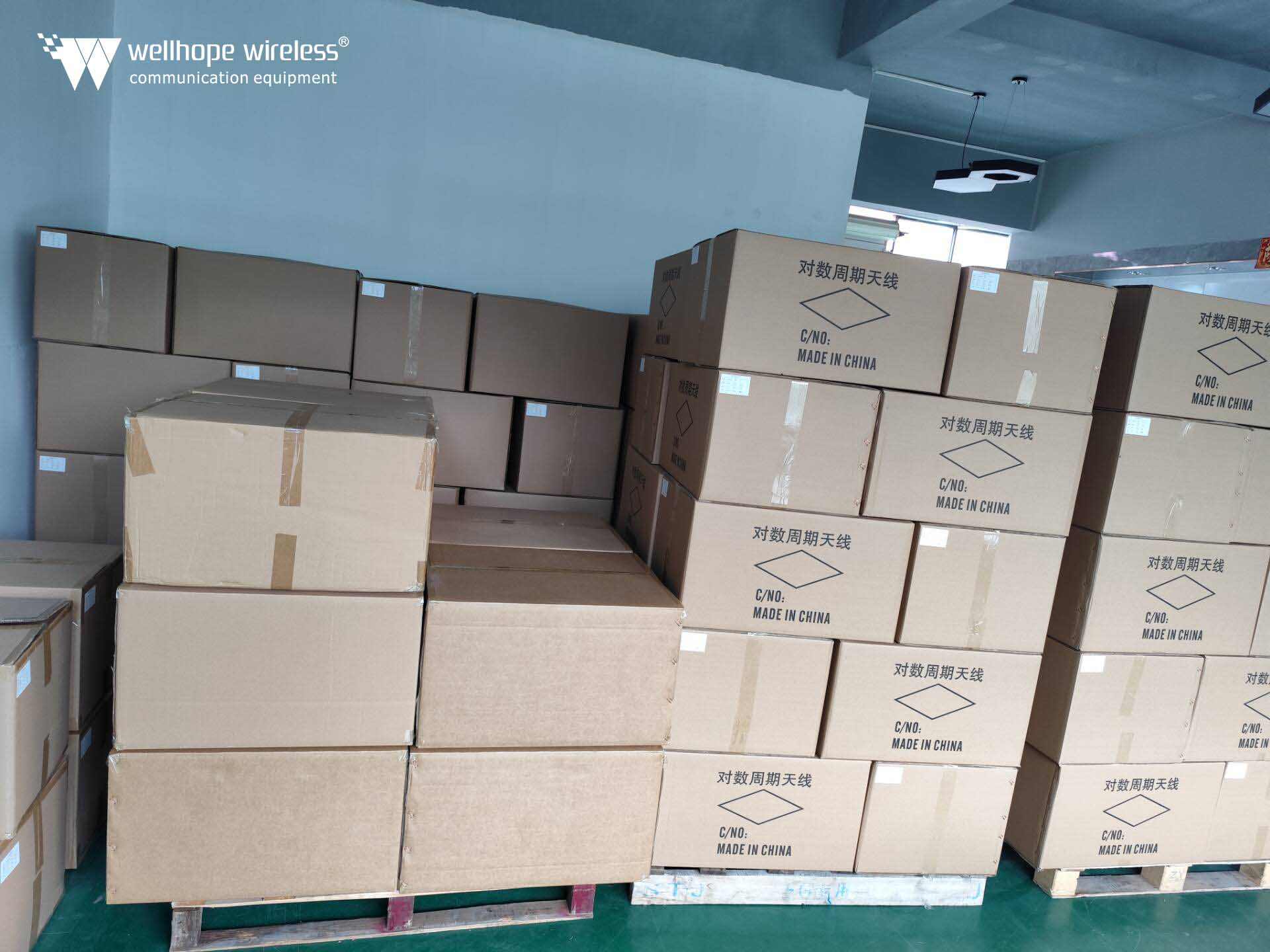 2024-12-12 5G 400-7000MHz panelová anténa WH-5G-CD15X2 100PCS a 5G všesměrová anténa WH-5G-MM6X2 na lodi